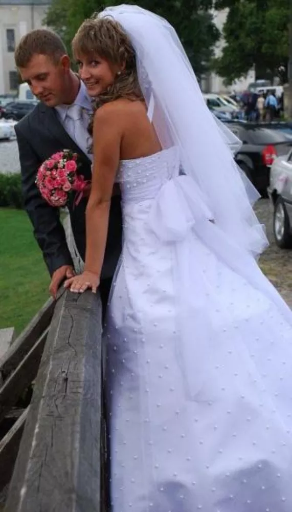 Продам біле весільне плаття,  прикрашене по всій довжині перлинками