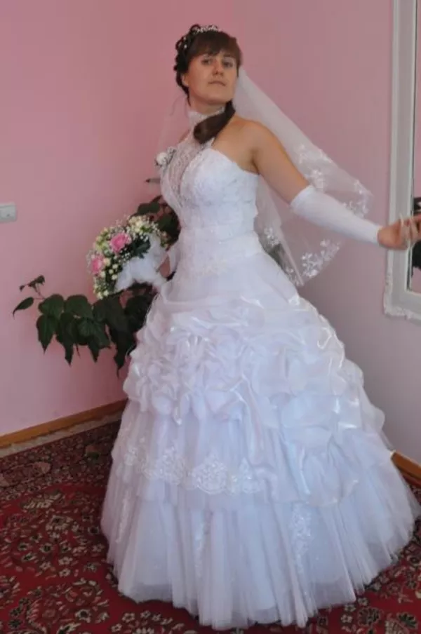 Продается сукня весільна із салону, біла